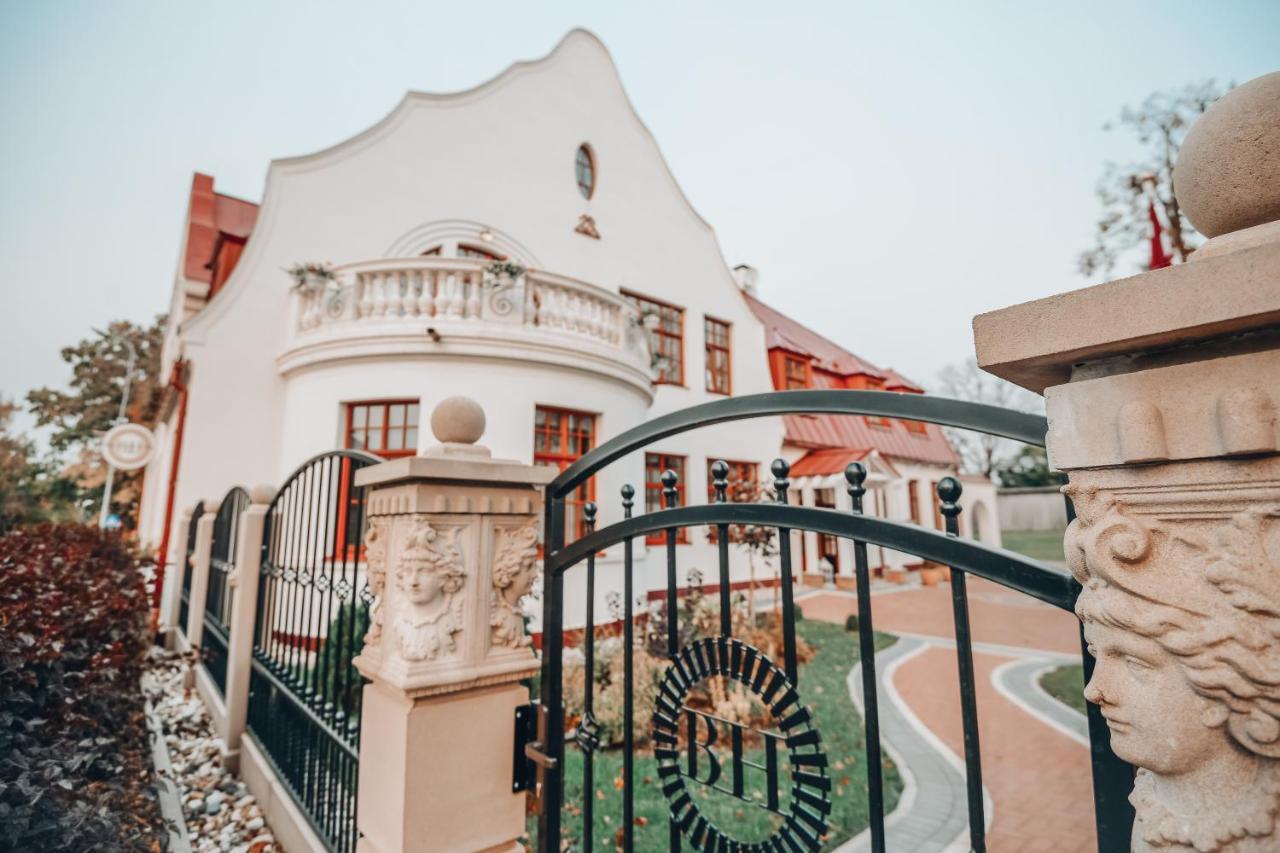 Bahnhofs Hotel Alūksne エクステリア 写真