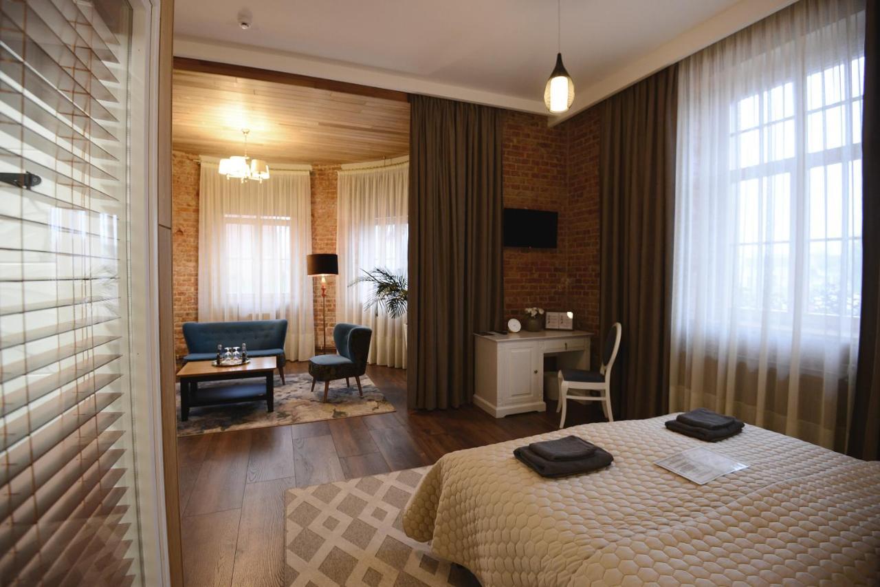 Bahnhofs Hotel Alūksne エクステリア 写真