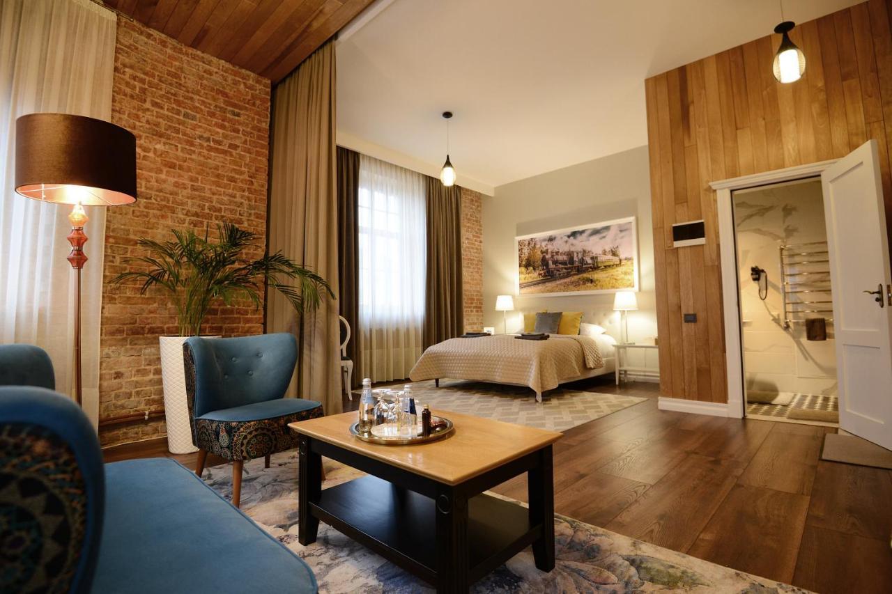 Bahnhofs Hotel Alūksne エクステリア 写真