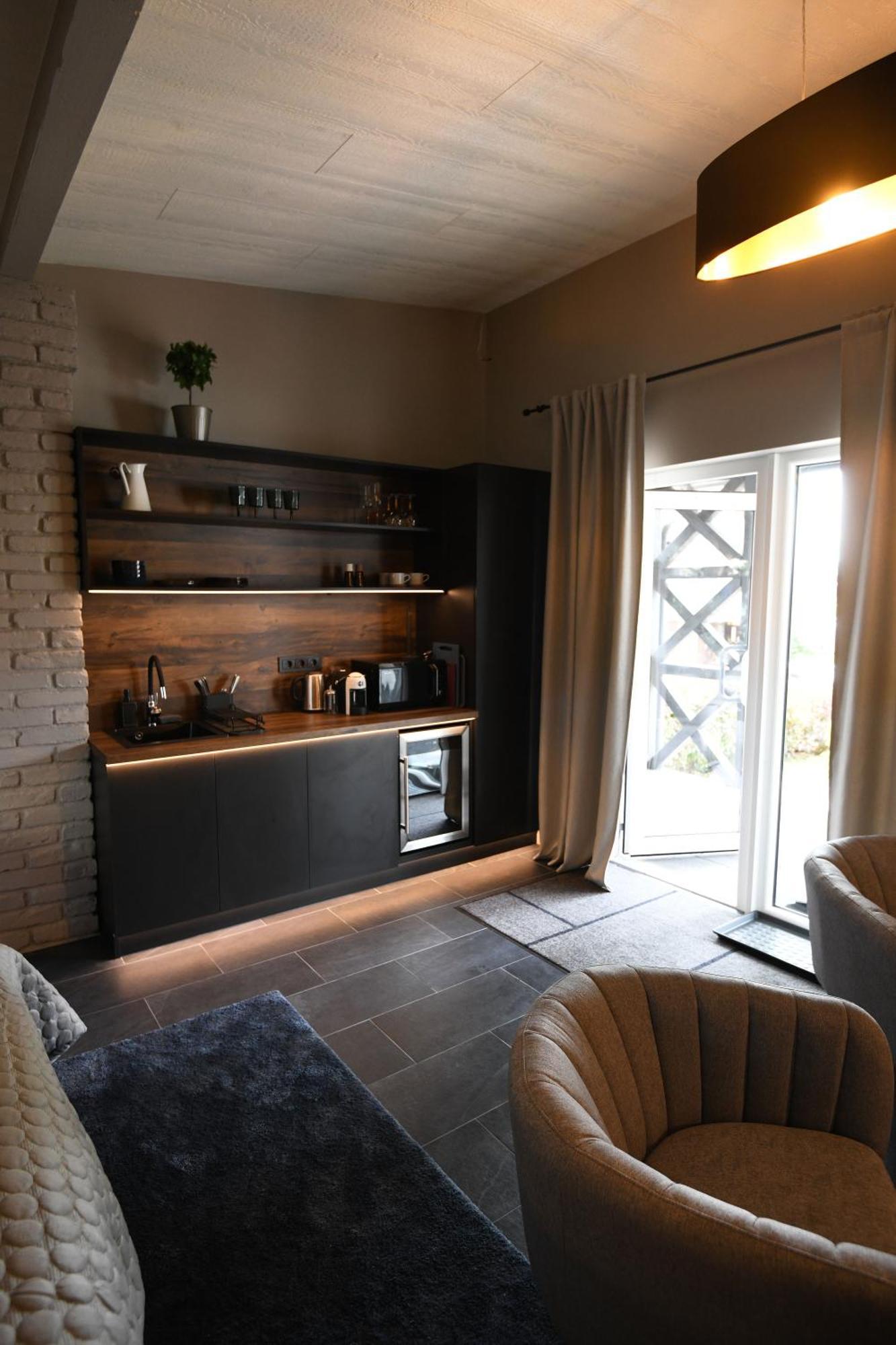 Bahnhofs Hotel Alūksne エクステリア 写真